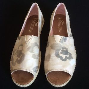 NWOB Toms Open Toe Camo Flats, Sz W8.5